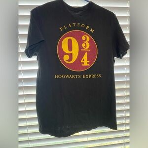 Harry Potter Platform 9 3/4 Medium Shirt Excellent Used Condition